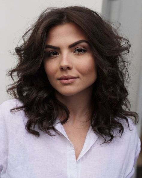 Slimming Wavy Hairstyle for a Square Chin Best Hairstyles For Square Face, Thick Bob Haircut, White Blonde Highlights, Roller Curls, Haircut For Square Face, Large Curls, Choppy Bob Haircuts, Wavy Hairstyle, Thick Hair Styles Medium