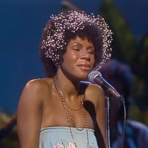 Sleeping On Gems 💎 on Instagram: "timeless 70s live performances 🌟  1. minnie riperton performing ‘lovin you’ on the midnight special (1975) 2. stevie wonder performing a medley of ‘close to you’/ ‘never can say goodbye’ using the talkbox on the david frost show (1972) 3. marvin gaye live in chicago - 1972 - performing ‘what’s going on’ 4. roberta flack performing ‘killing me softly with his song’ - 1973 5. harold melvin & the blue notes live on soul train performing ‘i miss you’ (1972) 6. aretha franklin performing ‘something he can feel’ on the tonight show starring johnny carson (1976) 7. curtis mayfield performing ‘the makings of you’ - 1970  via @reiiikou   @thisjointiswavy" Minnie Riperton Aesthetic, 70s Soul Train Fashion Women, Aretha Franklin Aesthetic, Dream Pop Aesthetic, 60s Singers, Soul Music Aesthetic, Female Singers Aesthetic, 70s Black Women, Minnie Riperton