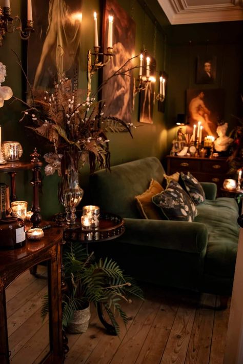 Moody Cottage Core Living Room, Deep Green Living Room Walls, Cozy Moody Living Room, Witchy Apartment, Cottage Core Living Room, Dark Green Rooms, Green Walls Living Room, Dark Green Living Room, Burgundy Living Room