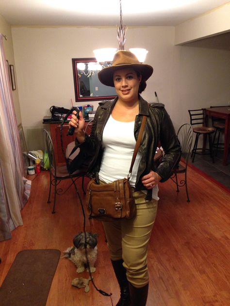 Indian Jones. Easy to put together with things from tor wardrobe and maybe a few borrowed pieces from others. Indiana Jones Halloween Costume Women, Willie Scott Indiana Jones Costumes, Marion Costume Indiana Jones, Girl Indiana Jones Costume, Women’s Indiana Jones Costume, Indiana Jones Costume, Indian Jones, Explorer Costume, Indiana Jones