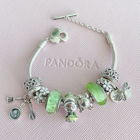 Disney Pandora Bracelet, Charms Disney, Pandora Bracelet Charms Ideas, Girly Bracelets, Pandora Bracelet Designs, Disney Bracelet, Pandora Jewelry Charms, Charms Pandora, Wrist Jewelry