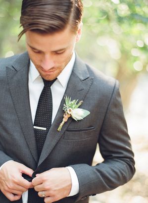 Sweet Mammoth Wedding. Groom style. Groomsmen Poses, Costume Gris, A Man In A Suit, Man In A Suit, Handsome Groom, Groom And Groomsmen Attire, Grey Suit, Groom Looks, Wedding Groomsmen