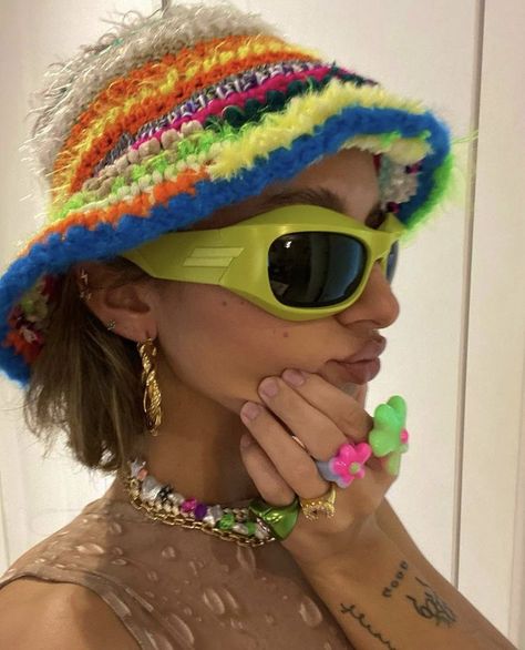 Ring Arm Tattoo, Rave Outfits Colorful, Summer Festival Style, Festival Crowd, Rave Sunglasses, Summer Vacation Aesthetic, Bucket Hat Crochet, Sunglasses Trend, Coachella Vibes