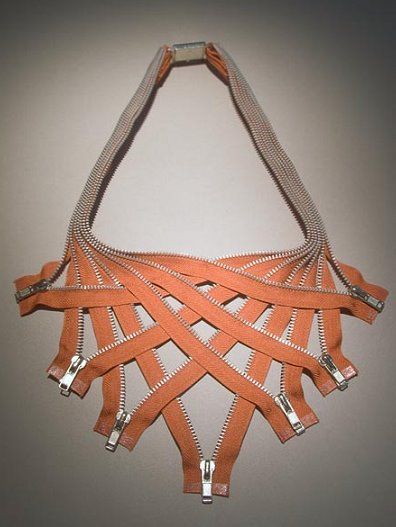 Interesting base for a handbag, attaching it to felt and then freeform embellishing; using the zippers as a handle. Zipper Crafts, Zipper Jewelry, Sweet Shirt, Fiber Jewelry, Engagement Ring Shapes, Textile Jewelry, Hacks Diy, Diy Schmuck, Fabric Jewelry