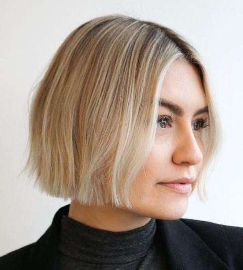 Jaw-Length Blonde No-Bangs Bob Wavy Brunette Hair, Wavy Brunette, Dark Blonde Bobs, Androgynous Haircut, Short Blonde Bobs, Center Part, Bow Headband Hairstyles, Short Bob Haircuts, Festival Hair