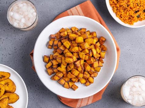 A bowl of fried dodo in a white bowl on top of an orange towel, surrounded by a bowl of jollof and a second plate of plantains. Plantains Recipe, Plantain Recipes, Ripe Plantain, Plantains Fried, Nigerian Food, Food History, Serious Eats, Savoury Dishes, Fried Chicken