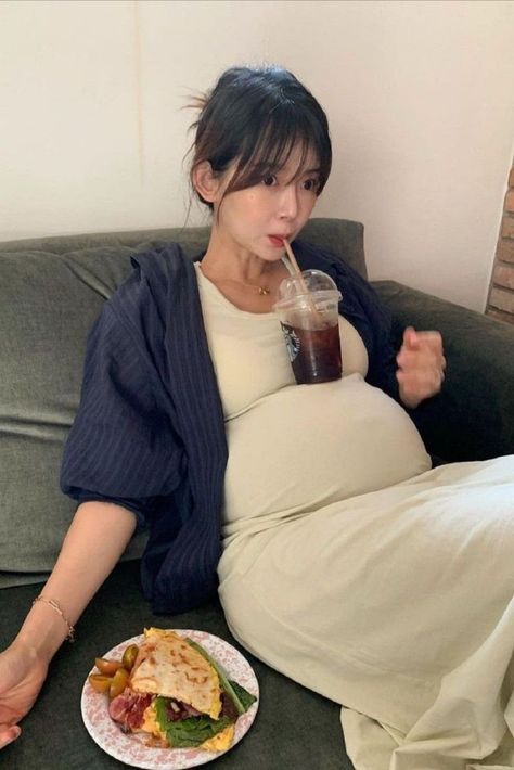 Pregnancy Belly Photos, Belly Photos, Pretty Pregnant, Cute Maternity Outfits, Body Features, Pregnant Couple, Asian Babies, Ulzzang Couple