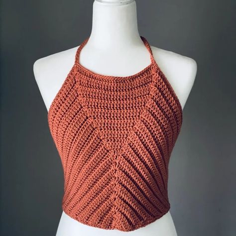 Crochet Halter Top - Free Crochet Pattern Crop Top • Crochet Halter Tops Free, Crochet Halter Top Pattern Free, Crochet Halter Top Pattern, Style Année 70, Halter Top Pattern, Beau Crochet, Summer Top Pattern, Crop Top Pattern, Crochet Crop Top Pattern