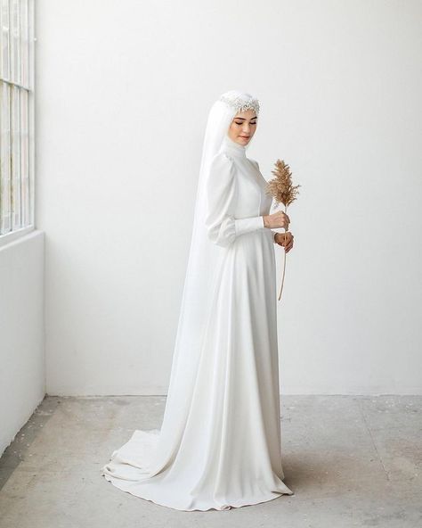 Simple Wedding Gown Minimalist, Malay Wedding Dress, Wedding Hijab Styles, Bridal Hijab Styles, Simple Elegant Wedding Dress, Nikah Outfit, Muslimah Wedding Dress, Nikah Dress, Muslimah Wedding