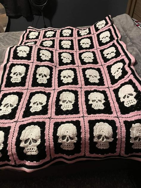 Goth Granny Squares, Skull Crochet Blanket, Goth Crochet Patterns, Emo Crochet, Crochet Gothic, Horror Crochet, Gothic Crochet, Skull Crochet, Skull Blanket