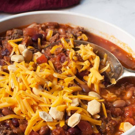 Copycat Wendy's Chili in the Crockpot {easy slow cooker recipe} Chili In The Crockpot, Wendy's Chili Recipe, Copycat Chili, Wendy's Chili, Hamburger Meals, Turkey Chili Crockpot, Delicious Chili Recipe, Recipe Crockpot, Chili Recipe Crockpot