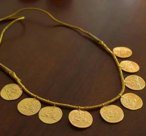 Coin Necklace Gold Indian, Kasu Mala, Mughal Jewelry, Maharashtrian Jewellery, Jaipur Jewelry, Moroccan Jewelry, Antique Jewellery Designs, Antique Jewelry Indian, Art Necklaces