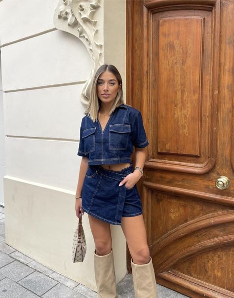 Italy Moodboard, All Denim Outfits, Bota Western, Dress And Sneakers Outfit, New York Outfits, Outfit Zara, Super Outfit, Bachelorette Outfits, Stylish Work Outfits