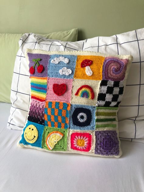 Mode Crochet, Crochet Square Patterns, Crochet Pillow, Fun Crochet Projects, Square Patterns, Crochet Square, Diy Crochet Projects, Crochet Granny, Knitting For Beginners