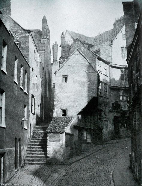 This fascinating picture shows Sleep Street in Bristol at the dawn of photography, believe... Life Pics, City Of Bristol, Victorian Life, Unique Pictures, Bristol England, Victorian London, Bristol City, Sixties Fashion, Interesting Buildings