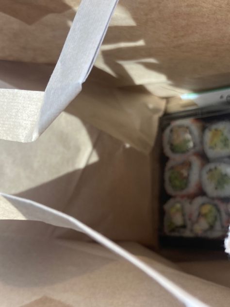 sushi takeout in a paper bag Takeout Aesthetic, Story Sushi, Sushi Takeaway, Story Idea Instagram, Takeaway Food, Nigiri Sushi, Takeout Food, Food Coma, Sushi Rolls