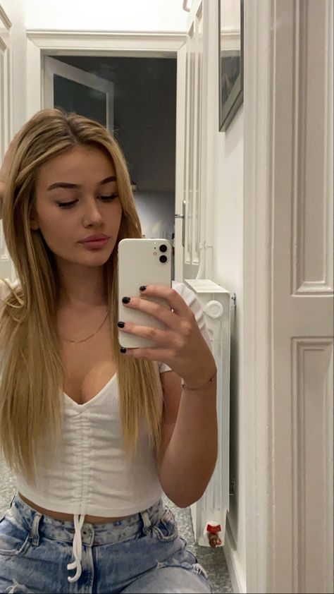 Blonde Girl Mirror Sefile, Blonde Hair Selfie Mirror, Selfie Blonde Mirror, Dirty Blonde Hair Straight, Mirror Selfie Blonde Hair, Hair Vision Board, Mirror Selfie Blonde, Selfie Blonde Hair, Blonde Hair Straight