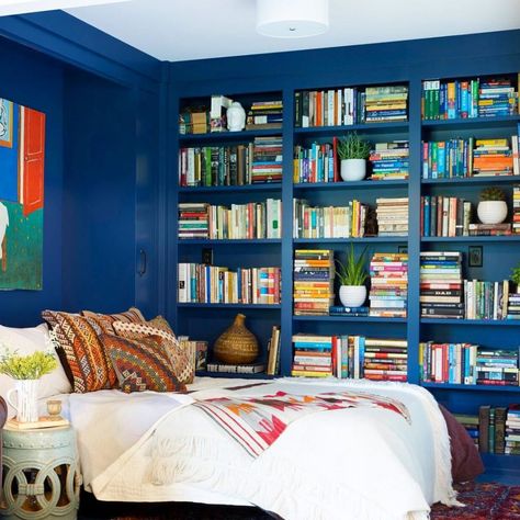 How to Maximize Space in a Studio Apartment Murphy Bed Library, Bed Library, Basement Paint Colors, Basement Painting, Sleeping Porch, Multifunctional Space, Guest Bedroom Decor, Minimalist Apartment, Budget Planer