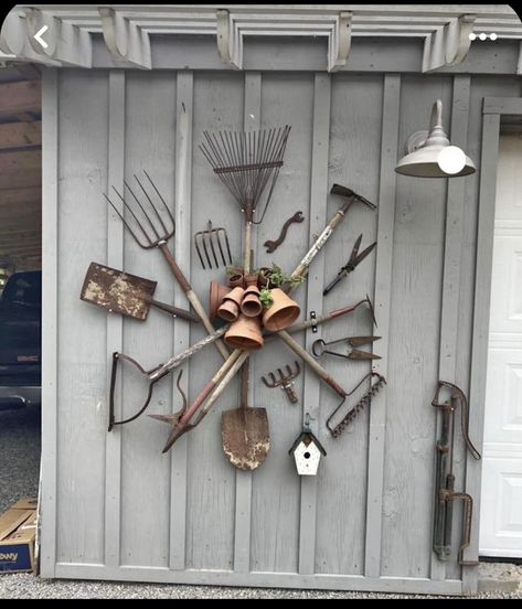 Old Garden Tools Repurposed, Old Tools Decor Ideas Wall, Old Garden Tools Decor Diy Ideas, Old Shovel Head Ideas, Garden Ornaments Ideas, Garden Tools Decor, Old Garden Tools, Upcycled Garden, Cheap Garden