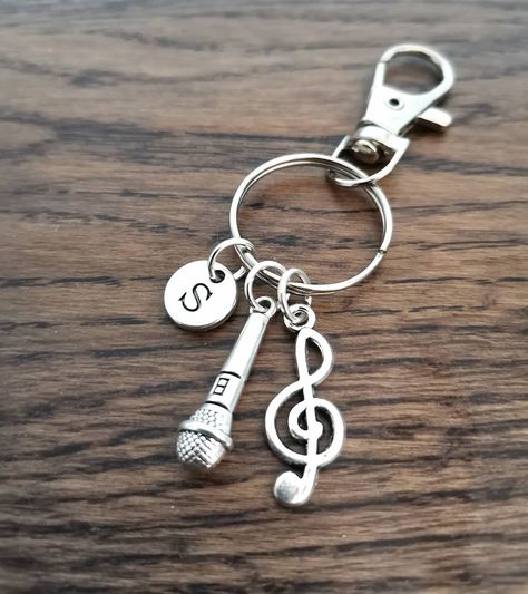 Cadeau pour chanteur, cadeau de chanteur, porte-clés de chanteur, porte-clés de chanteur, cadeau pour homme, mélomane, cadeau de rappeur, cadeau MC, cadeau DJ, cadeau d'anniversaire, son,her Ajoutez une pierre de naissance pour un supplément de 2 £ https://www.etsy.com/uk/listing/262450220/add-a-birth-stone-charm?ref=shop_home_active_1 Ajouter initial pour un supplément de 2 £ https://www.etsy.com/uk/listing/247082579/add-initial-charm-to-any-of-your?ref=shop_home_active_12 Veuillez garder à l'esprit que la photo peut être légèrement différente de l'article réel en termes de couleur en raison de l'éclairage pendant la prise de vue ou de l'affichage du moniteur . Je suis toujours heureux de vous voir dans ma boutique. YouLoveYouShop. Dj Gifts For Men, Dj Gifts, Cool Pictures For Wallpaper, Iphone Background Images, Jewelry Accessories Ideas, Music Gifts, Music Accessories, Accessories Ideas, Initial Charm