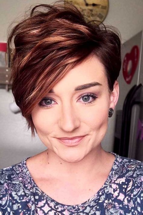 Side Parted Brown Pixie With Highlights #asymmetricalpixie #shorthair #pixiehaircut #haircuts #brownhair Asymmetrical Pixie Haircut, Asymmetrical Pixie Cuts, Pixie Cut With Bangs, Asymmetrical Pixie, Short Brown Hair, Round Face Haircuts, Short Pixie Haircuts, Pixie Cuts, Pixie Hairstyles