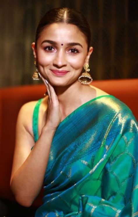 Bollywood actress #AliaBhatt Green Saree Look, Alia Bhatt Pics, Alia Bhatt Looks, Alia Bhatt Saree, Alia Bhatt Photoshoot, Simple Lehenga, Saree Designs Party Wear, Saree Photoshoot, Traditional Indian Outfits