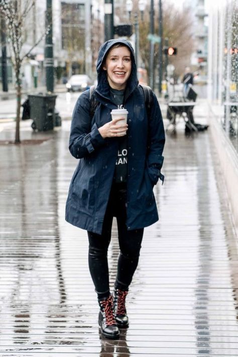 16 Trendy Rainy Fall Outfits For Ladies To Stay Chic & Stylish Bean Boots Outfit Rainy Days, Rainy Fall Outfit, Cold Rainy Day Outfit Casual, Fall Rainy Day Outfits, Cute Rain Jacket, Raining Day Outfit, Cold Rainy Day Outfit, Rainy Outfit, Rain Coat Outfit