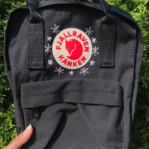 Kanken Embroidery Black, Kanken Embroidery, Mochila Fjallraven Kanken, Backpack Fjallraven, School Prep, Bag Embroidery, Embroidered Backpack, Diy Backpack, Embroidery Bracelets