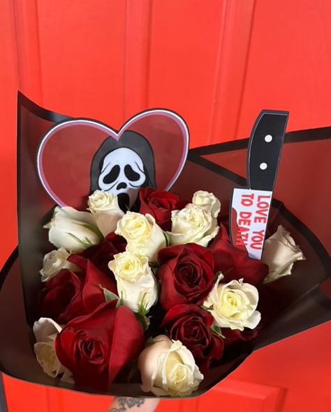 👻🔪 Scream-Worthy Bouquet Topper! 🎉✨ Bringing chills to your floral arrangements with this custom Ghostface bouquet topper! Perfect for spooky season, adding a fun and edgy touch to any Halloween bouquet. 🌹🖤 From horror-inspired designs to birthday fun and beyond, our custom toppers can be created for any occasion! Ready to make your bouquet stand out? DM us to bring your unique theme to life! 💬 👻 Ghostface Theme 🎃 Perfect for Any Occasion 🎨 Customizable Designs #CustomBouquetToppers #Ghost... Ghostface Bouquet, Bouquet Stand, Halloween Bouquet, Birthday Fun, Spooky Season, Scream, Floral Arrangements, Bouquets, Ghost