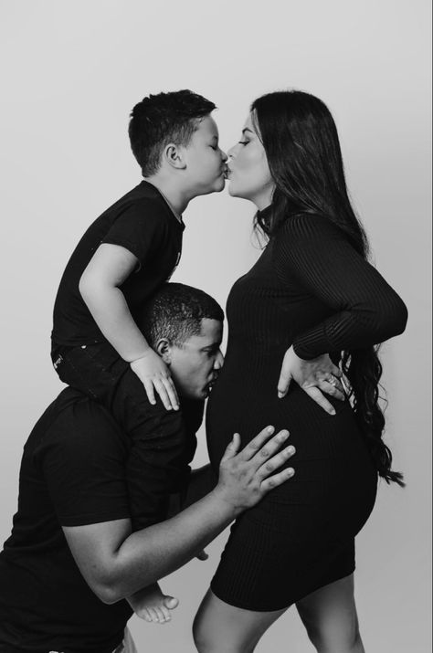 Maternity Photoshoot Poses Family, Family Picture Pregnant, Family Portraits Pregnant, Maternity Shoot Ideas Family, Home Family Maternity Photoshoot, Jumpsuit Maternity Photoshoot, Toddler Kissing Pregnant Belly, Home Diy Maternity Photos, Maternity Photography Ideas Family Of 3