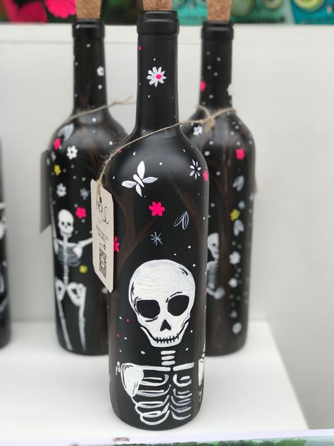 Botellas de vidrio pintadas en acrilico!!! Halloween Wine Bottle Crafts, Bottle Paintings, Bottle Paint, Halloween Wine Bottles, Painted Glass Bottles, Wine Bottle Art, Painted Wine Bottles, Skull Painting, Wine Art