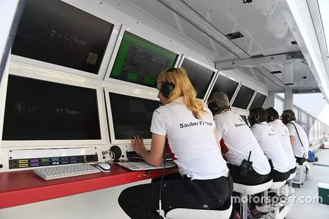 Engineer Aesthetic, Engineer Girl, Military Engineering, Female Engineer, Job Inspiration, Paddock Girls, Career Vision Board, Automotive Engineering, Racing Girl