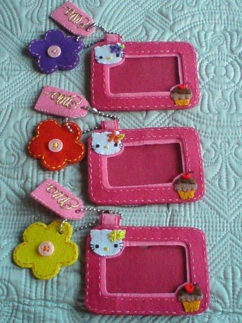 luggage tag or mini felt photo frame. Felt Photo Frame Diy, Felt Crafts Aesthetic, Felt Name Tag, Felt Picture Frame, Aesthetic Felt Crafts, Felt Photo Frame, Mini Sewing Projects, Felt Frame, Luggage Tags Diy