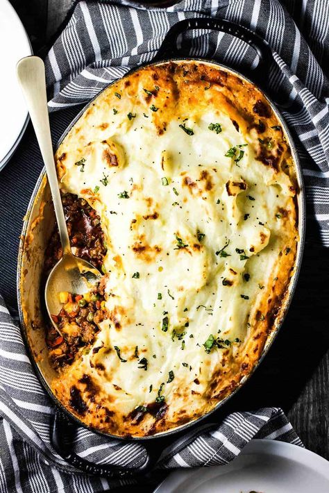 This is the best Shepherd's Pie! Incredible taste and texture. Meat and potatoes in one dish! Recipe is not hard yet authentic and delicious. Low Carb Shepherds Pie, Easy Shepherds Pie, Beef Casseroles, Cowboy Casserole, Whipped Potatoes, Pan Cooking, Shepherds Pie Recipe, Potato Toppings, Cottage Pie