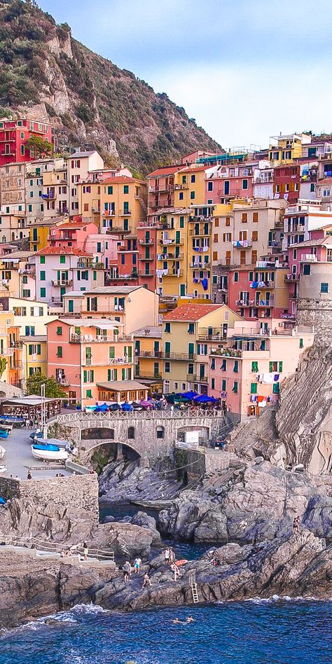 Cinque Terre Manarola, Manarola Cinque Terre Italy, Manarola Italy, Colorful Buildings, Italy Images, France Travel Guide, Cinque Terre Italy, Dream Travel Destinations, Cinque Terre