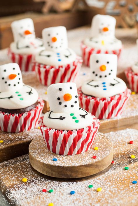 Easy Snowman Cupcakes are super cute and perfect for Christmas. Scratch chocolate cupcakes are simply decorated with frosting and marshmallows. Snowmen Cupcakes Christmas, Cute Bday Cupcakes, Christmas Cupcake Decorating Party, Cute Holiday Cupcakes, Cute Christmas Cupcakes Easy, Snow Man Cupcake, Christmas Theme Cupcakes Decorating Ideas, Christmas Cookies And Cupcakes, Melting Snowman Cupcakes