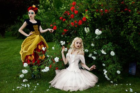 Queens of Wonderland. Off with her head by ~ideea on deviantART White Queen Costume, Off With Her Head, Alice In Wonderland Outfit, Queen Alice, Alice Costume, Mad Hatter Party, Alice In Wonderland Costume, Wonderland Costumes, Photography Studios