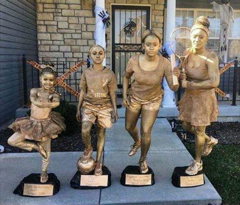 Golden Statue costumes Costume Halloween Famille, Diy Fantasia, Costume Family, Creative Halloween Costumes Diy, Costumes Funny, Cowboy Costume, Family Ideas, Creative Costumes, Halloween 2016