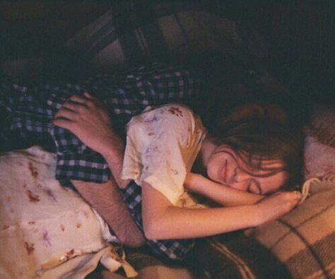 Sleep Hug, Hug From Behind, Couple Sleeping, Disney Instagram, 90's Fashion, Ulzzang Couple, Quotes Disney, Street Fashion Photography