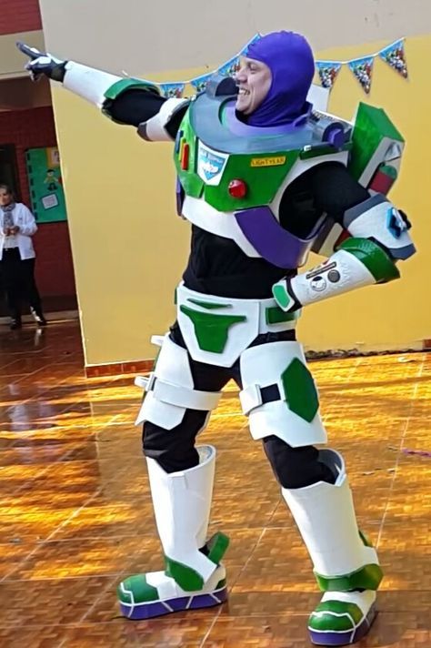 #Cosplay#BuzzLightyear Buzz Lightyear Cosplay, Disfraz Buzz Lightyear, Diy Costumes Men, Buzz Lightyear Costume, Halloween Parejas, Toy Story Theme, Fantasy Gowns, Carnival Costumes, Buzz Lightyear