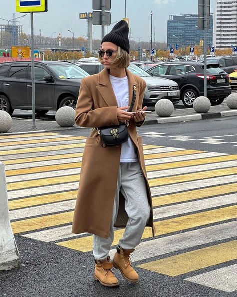 Top 40 Instagram influencer outfits of the week Timberland Skirt Outfits, Winter Timberland Outfits Women, Boot Leggings Outfit, Timberlands Outfit, Timberland Outfits Women, Timberland Outfit, Tom Girl, Boston Outfits, Women Leggings Outfits