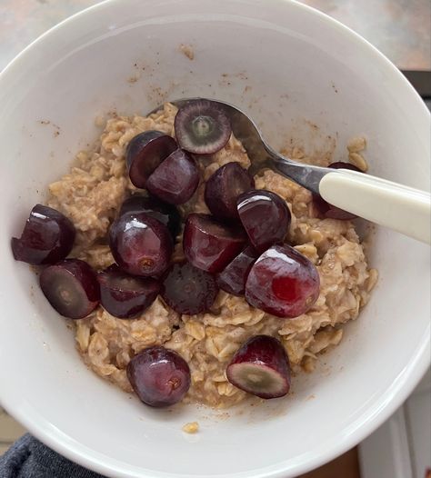 Oatmeal With Grapes, Cool Girl Outfits, Red Grapes, September 2024, Yummy Foods, Breakfast Bowls, Meal Ideas, Coffee Shop, Oatmeal