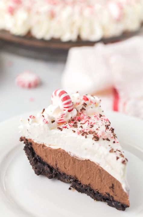 This EASY homemade No-Bake Peppermint Mocha Pie is creamy, decadent, and a great way to celebrate the flavors of the season! Peppermint Pie Recipe, Mocha Cream Pie, Mocha Pie, Peppermint Pie, Mocha Desserts, Chocolate Cream Pie Recipe, Baking Recipes Pie, Peppermint Recipes, Peppermint Cream