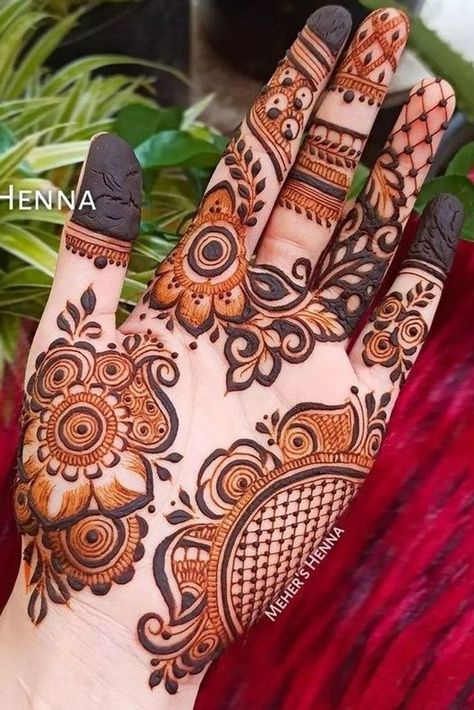 Latest Arabic Mehndi Designs, Front Hand Mehndi, Easy Mehndi Design, Indian Mehndi Designs, Circle Mehndi, Mehndi Designs Bridal Hands, Modern Henna Designs, Easy Mehndi, Modern Mehndi Designs