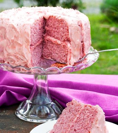 Vegan Strawberry Cake (use beet powder instead of food coloring) Strawberry Cake Icing, Vegan Strawberry Cake, Healthy Vegan Dessert, Cheesecake Vegan, A Slice Of Cake, Dessert Oreo, Slice Of Cake, Strawberry Cake Recipes, Vegan Cake Recipes