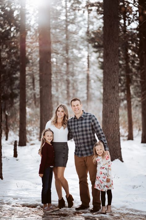 Family Photos Snow Outdoor, Standing Family Photos, Roommate Calendar, Snow Family Photoshoot, Family Snow Pictures, Family Photos Snow, Christmas Pictures With Baby, Christmas Pictures Outdoor, Snow Family Photos