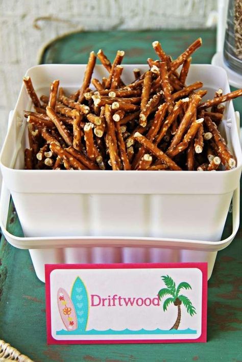 Hawaiian Birthday Party Ideas, Hawaiian Luau Birthday Party, Hawaii Birthday Party, Tropisk Fest, Luau Party Ideas, Luau Party Food, Luau Food, Tropical Birthday Party, Luau Party Decorations