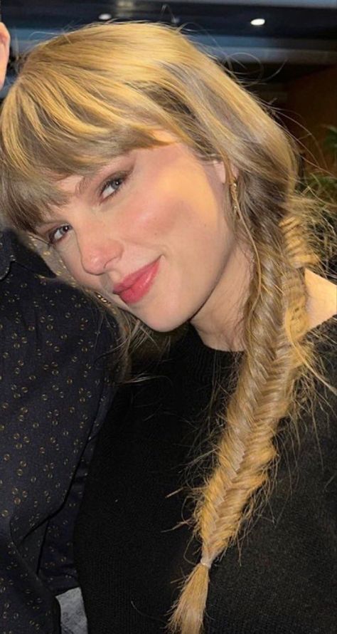 taylor swift with a fan soft smile cute fishtail braid blush Taylor Swift Red Hair, Fearless Era Taylor Swift, Fearless Era Taylor, 1989 Era Taylor Swift, Reputation Era Taylor Swift, Red Era Taylor Swift, Taylor Hairstyles, Lover Era Taylor Swift, Taylor Swift Rares