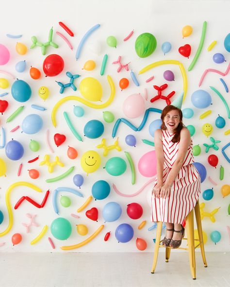 Balloon Garland With Long Balloons, Ballon Wall Decorations, Decor Photobooth, Diy Fotokabine, Diy Photo Booth Backdrop, Ideas Fiesta, Booth Backdrops, Box Photo, Diy Event