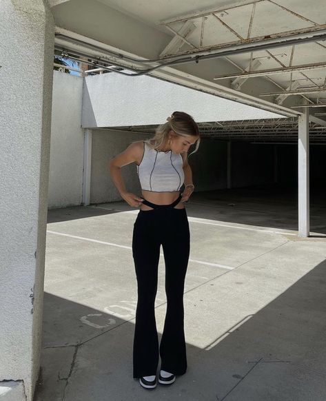 Kelsey Diprima, Wide Leg Casual Pants, Flare Jeans Outfit, Outfits Con Jeans, Bell Pants, High Waist Wide Leg Pants, Casual Wide Leg Pants, Flare Leg Pants, Hot Outfits